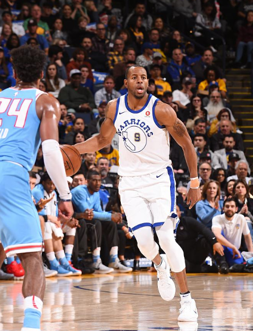 AC米兰在意大利杯负于拉齐奥，终结13场不败，放弃杯赛以专注意甲，凸显战略调整。（AC米兰意杯不敌拉齐奥，13场不败告终，弃杯专攻意甲显战略转向）