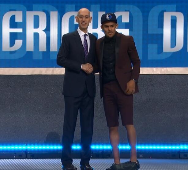 中超客场霸主！2025赛季客场积分榜揭晓，海港35分领跑，冠军当之无愧（2025中超客场榜出炉：海港以35分登顶，冠军实至名归）