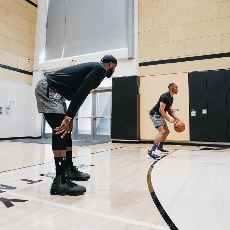 詹姆斯40岁之后第4次砍下35+，超越乔丹升至历史第一（詹姆斯40岁后第4次轰下35+，超越乔丹登顶历史第一）