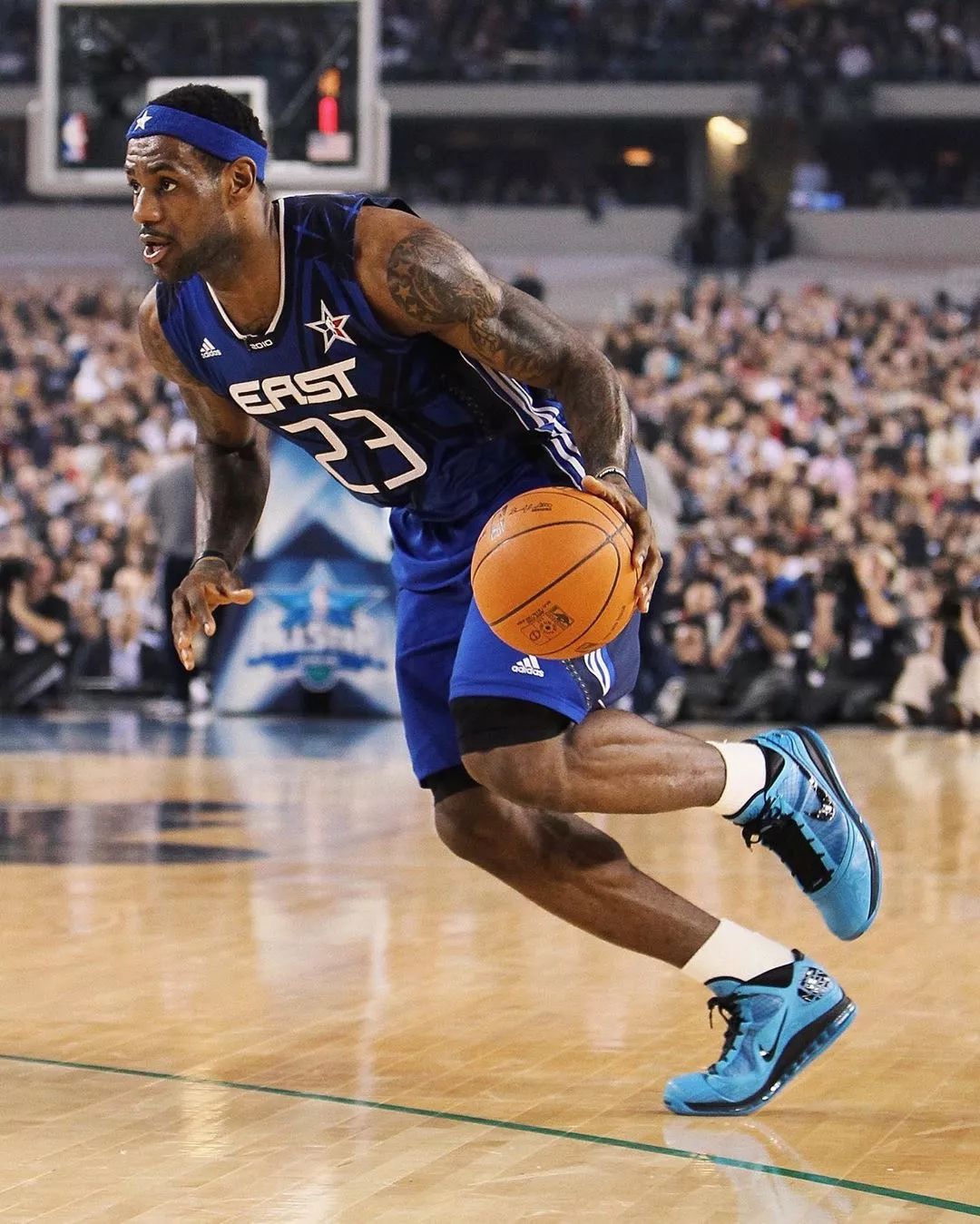 中超比赛亮点：上海海港2-1取胜山东泰山,（中超焦点战：上海海港2比1击败山东泰山）