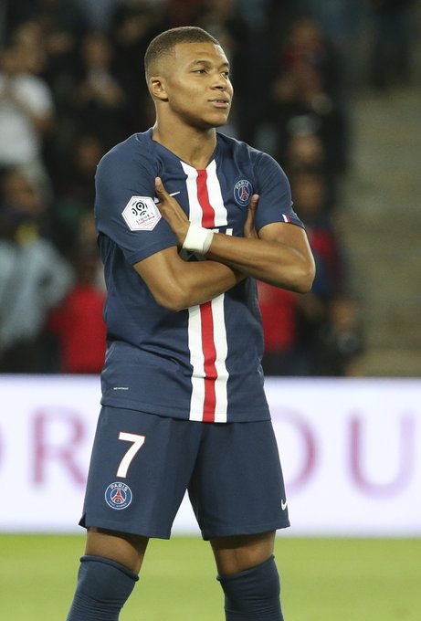 扎戈：托蒂睡觉打呼噜还说梦话；吐西蒙尼口水是因他故意挑衅（扎戈称：托蒂睡觉会打鼾还爱说梦话；向西蒙尼吐口水因对方刻意挑衅）