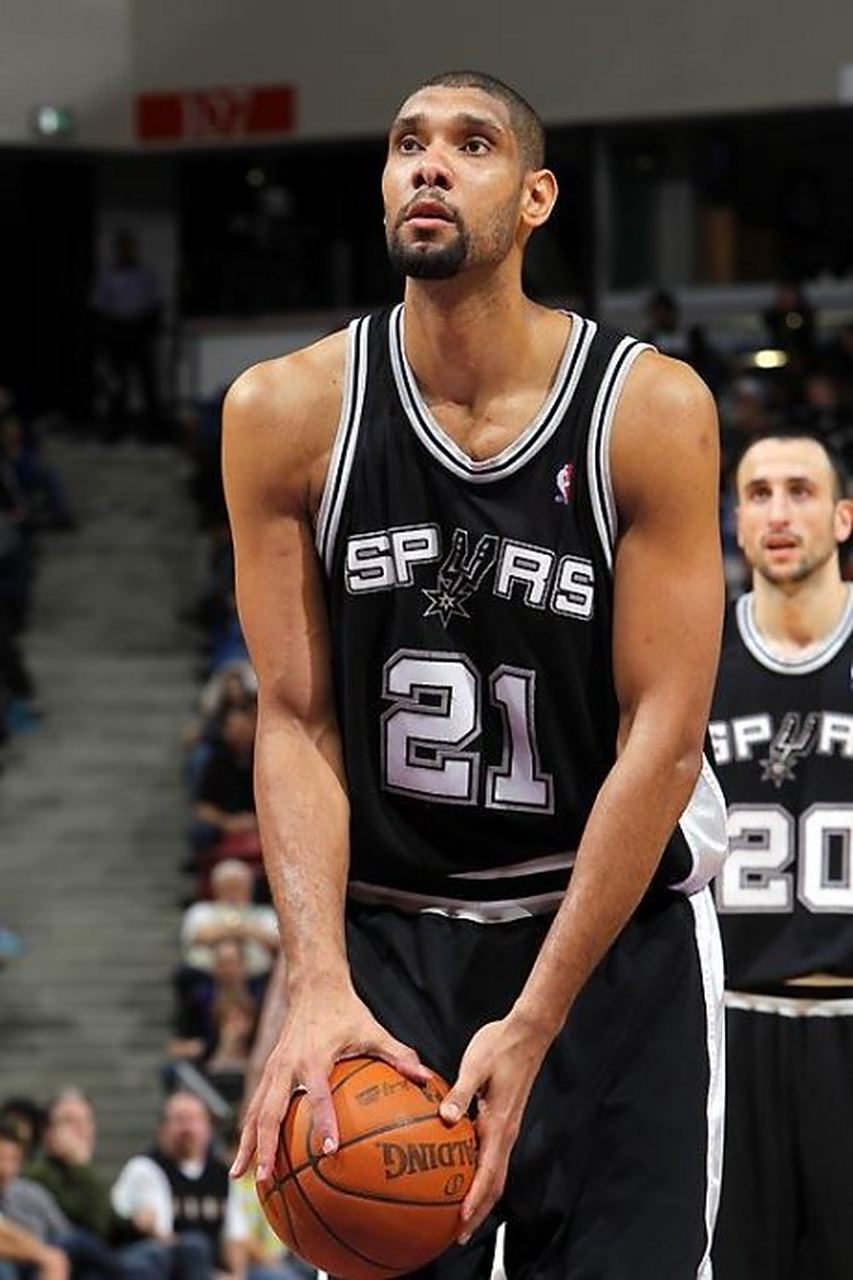 重锤火花！奥孔武连续暴扣 老鹰持续发力将优势扩大到20分（奥孔武连扣如雷，老鹰持续施压分差扩大到20分）