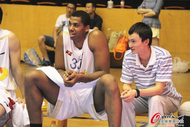 西媒：因欠薪等问题，近50名建筑工人在诺坎普球场外抗议（西媒称：约50名建筑工人因拖欠工资等问题在诺坎普外示威）