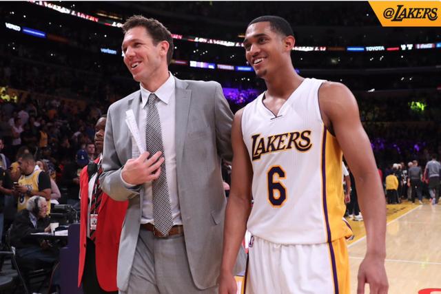 荣！布达佩斯Major：TYLOO 8-13 NIP，跌入1-1组（布达佩斯Major：TYLOO 8-13不敌NIP，进入1-1组）