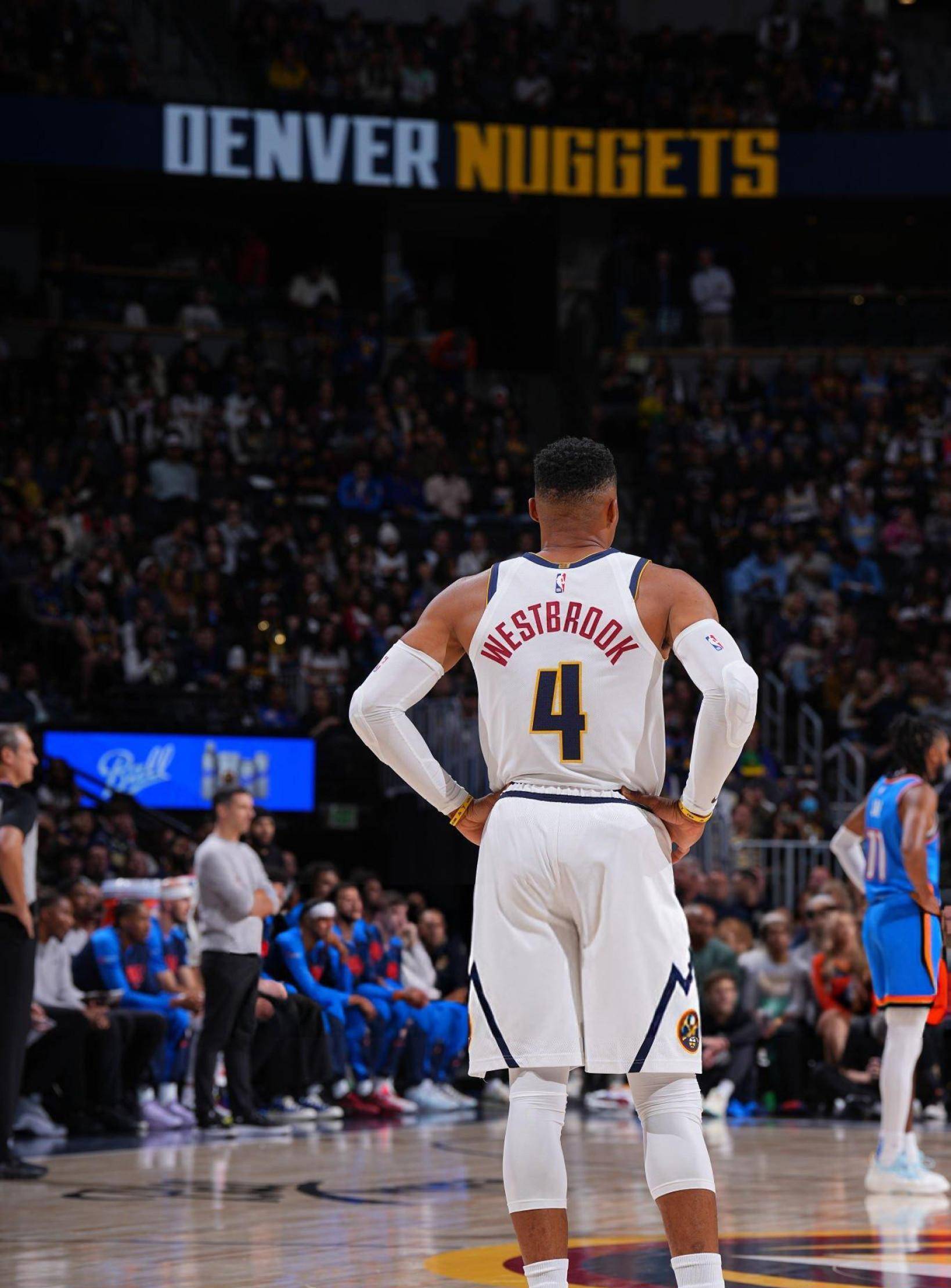 蒙克半场数据惨淡，仅得2分2助攻（蒙克半场表现低迷，仅有2分2助攻）