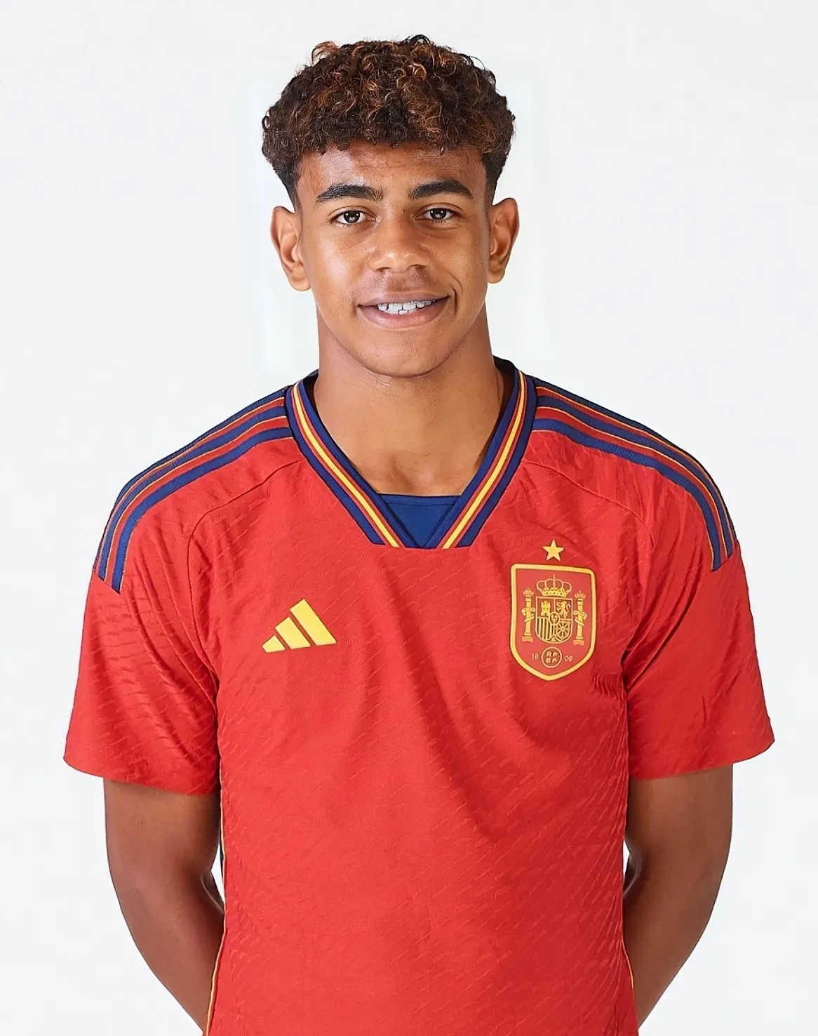 媒体人：不解老弗爷为何这么能忍维尼修斯，他对C罗都没这样（媒体人质疑：弗洛伦蒂诺为何对维尼修斯格外宽容，连对C罗都未如此）