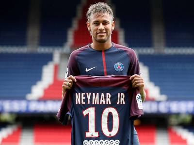 阿尔巴：亚马尔和佩德里等球员很出色，但没人能和梅西比（阿尔巴盛赞亚马尔与佩德里，但称无人能与梅西相提并论）