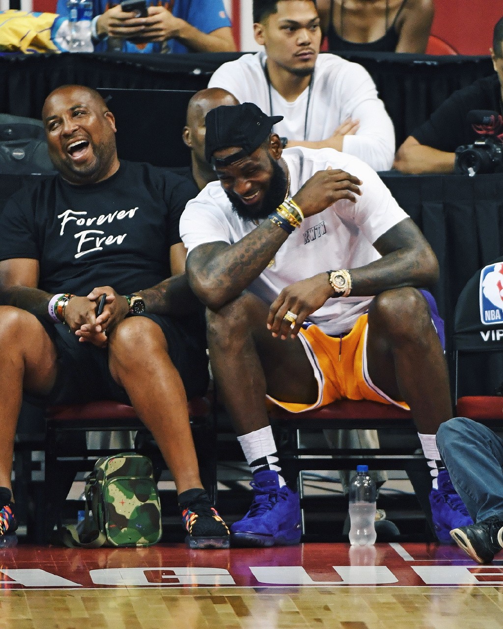 每体：莱万首选继续留在巴萨，若不续约可能考虑退役（每体：莱万优先留守巴萨，若续约无望或将退役）