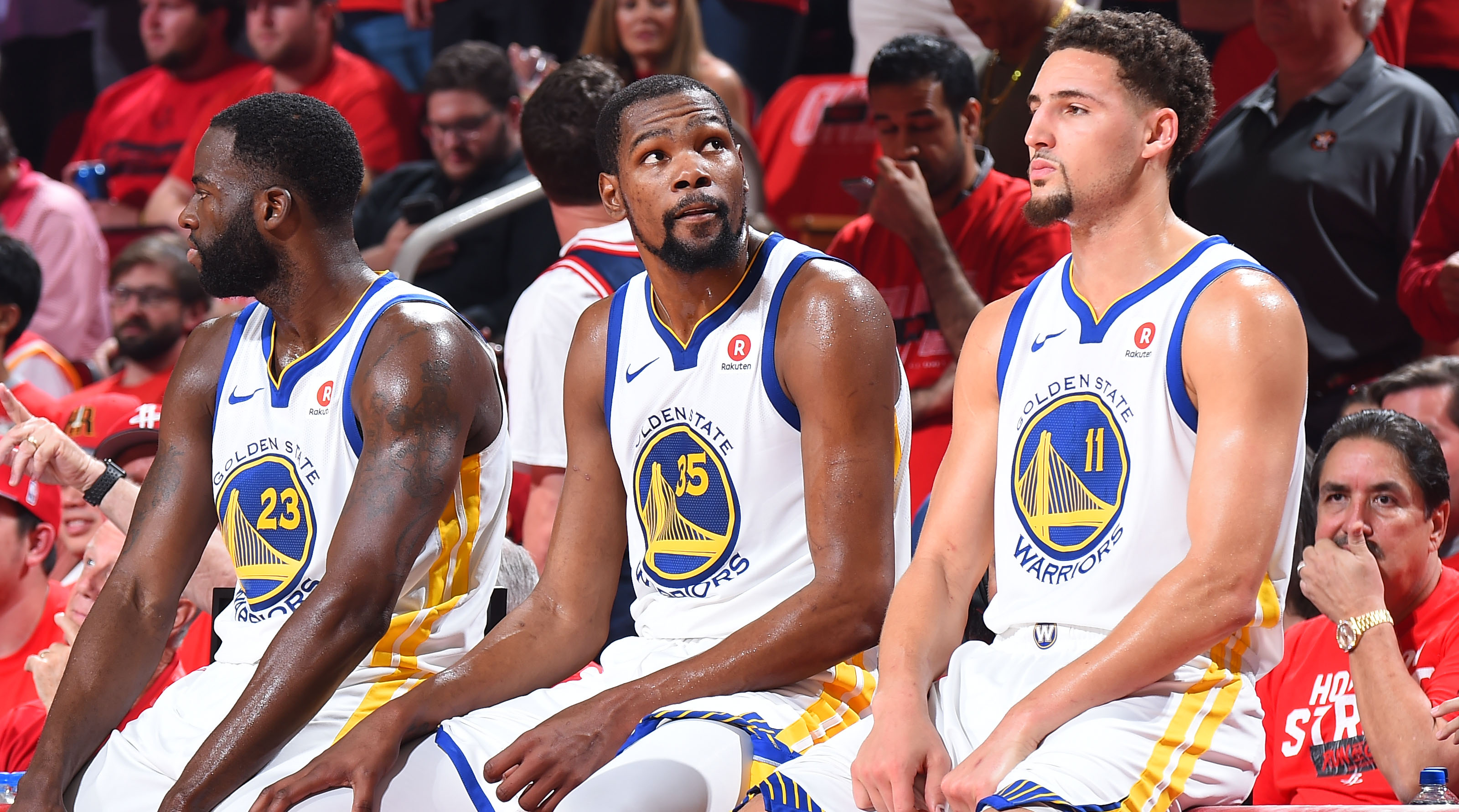 当场教育你！球迷大喊“威铁” 威少言语回怼+金鸡独立命中回应！（球迷喊“威铁”，威少当场回怼并以金鸡独立命中回击）