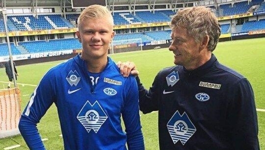 有情有义，阿诺德到若塔纪念碑前献上游戏手柄和手写卡片（阿诺德赴若塔纪念碑，敬献游戏手柄与手写卡片）