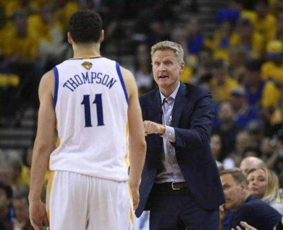 带队6战4胜重回积分榜榜首，穆斯卡特当选中超9／10月最佳教练（穆斯卡特率队6战4胜再登榜首，荣膺中超9／10月最佳教练）