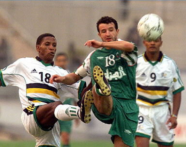 英超联赛：狼队七连败接受现实，曼彻斯特联继续沉沦（英超：狼队吞下七连败的苦果，曼联颓势不止）