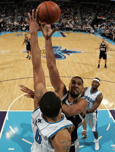 浓眉成自2000年以来至少35+15板场次最多的球员（浓眉成为2000年以来35分15篮板以上比赛次数最多的球员）